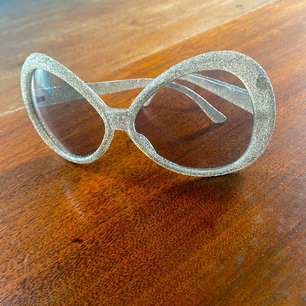 Silver shades, glitter faux sunglasses 🪩✨